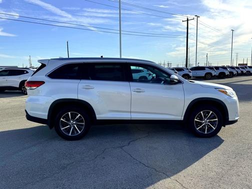 White 2019 Toyota Highlander XLE