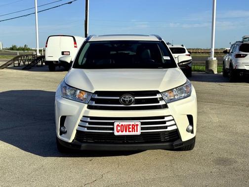 White 2019 Toyota Highlander XLE
