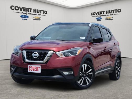 Cayenne Red/Super Black 2018 Nissan Kicks SR