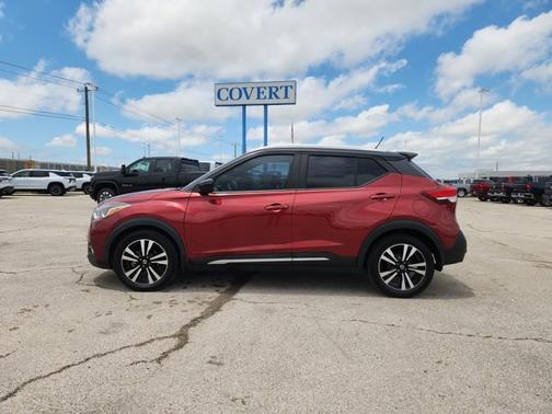 Cayenne Red/Super Black 2018 Nissan Kicks SR