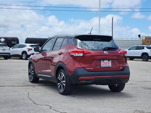 Cayenne Red/Super Black 2018 Nissan Kicks SR