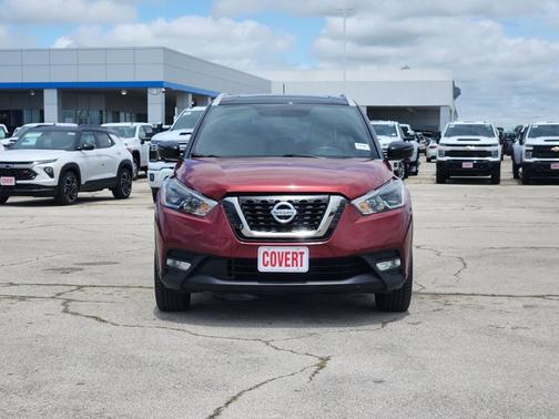 Cayenne Red/Super Black 2018 Nissan Kicks SR