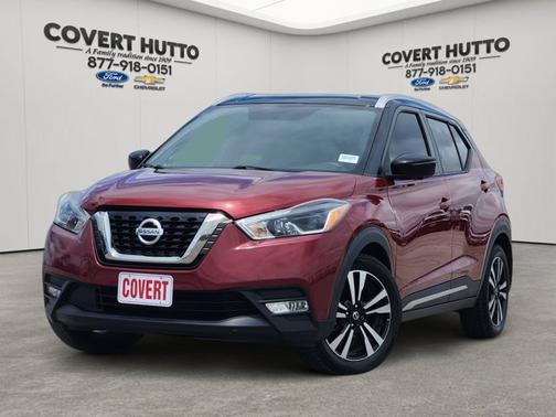 Cayenne Red/Super Black 2018 Nissan Kicks SR