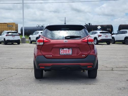 Cayenne Red/Super Black 2018 Nissan Kicks SR