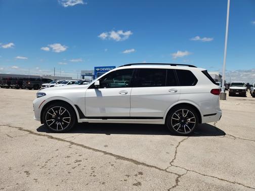 Mineral White Metallic 2022 BMW X7 xDrive40i