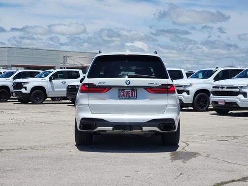 Mineral White Metallic 2022 BMW X7 xDrive40i