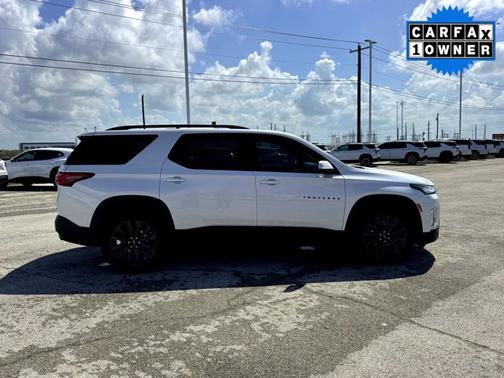 Iridescent Pearl Tricoat 2022 Chevrolet Traverse RS