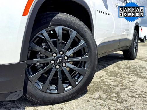 Iridescent Pearl Tricoat 2022 Chevrolet Traverse RS
