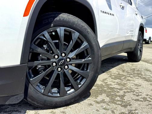 Iridescent Pearl Tricoat 2022 Chevrolet Traverse RS