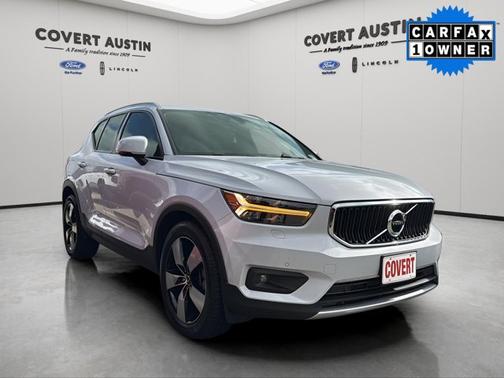 2022 Volvo XC40 Momentum
