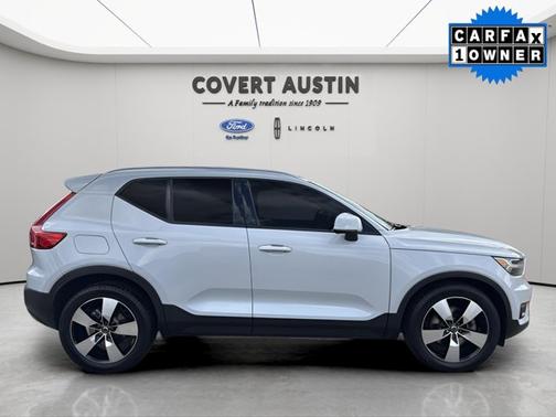 2022 Volvo XC40 Momentum