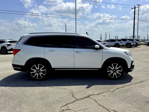 White 2019 Honda Pilot Elite