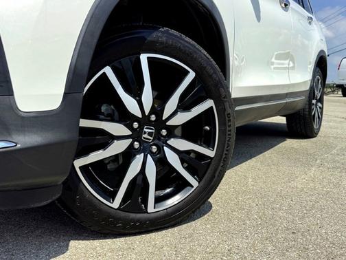 White 2019 Honda Pilot Elite