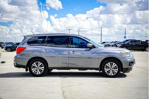2017 Nissan Pathfinder SV