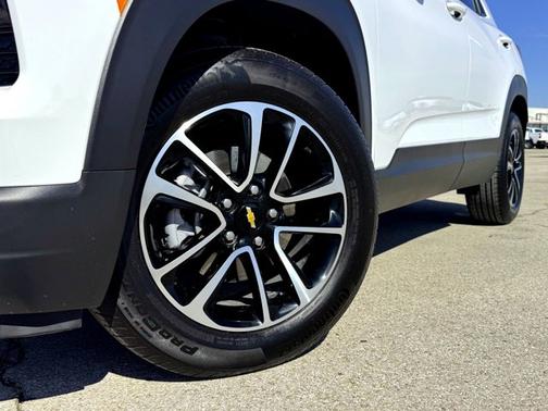 Summit White 2026 Chevrolet Trailblazer LT