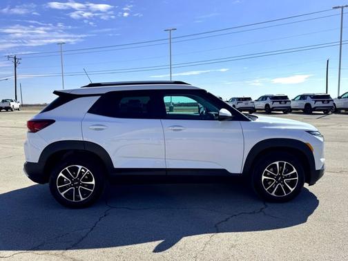 Summit White 2026 Chevrolet Trailblazer LT