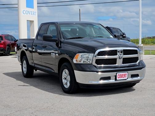 Brilliant Black Crystal Pearlcoat 2019 RAM 1500 Classic Tradesman