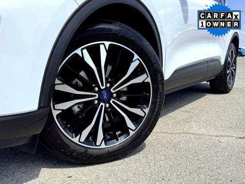 White 2021 Ford Escape SE