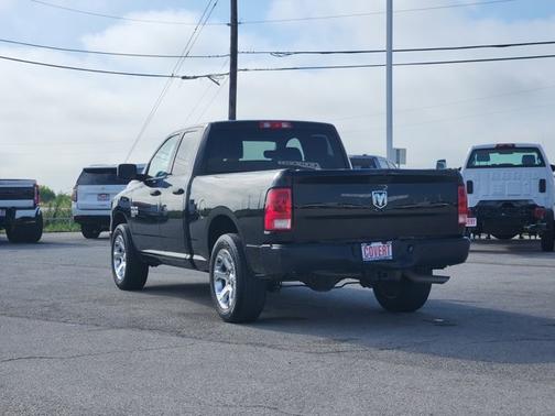 Diamond Black Crystal Pearlcoat 2019 RAM 1500 Classic Tradesman