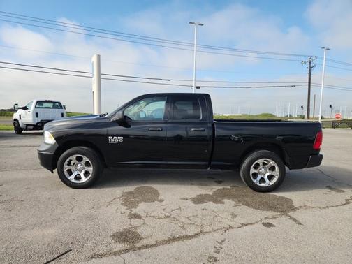 Diamond Black Crystal Pearlcoat 2019 RAM 1500 Classic Tradesman