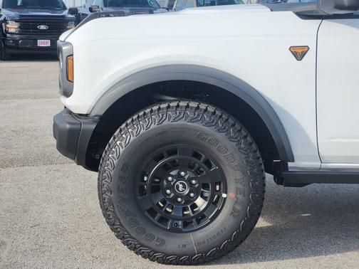 Oxford White 2026 Ford Bronco Badlands