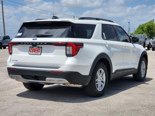 Star White Metallic Tri-Coat 2026 Ford Explorer Active