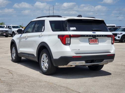 Star White Metallic Tri-Coat 2026 Ford Explorer Active