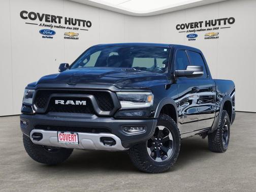 Diamond Black Crystal Pearlcoat 2019 RAM 1500 Rebel