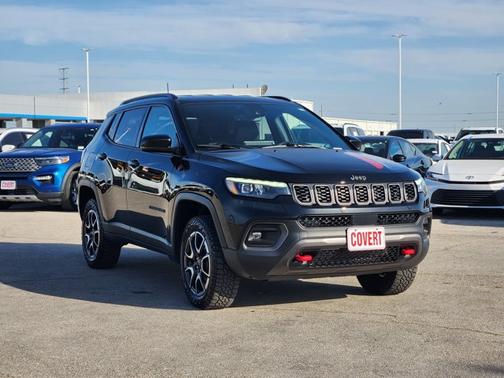 Diamond Black Crystal Pearlcoat 2025 Jeep Compass Trailhawk