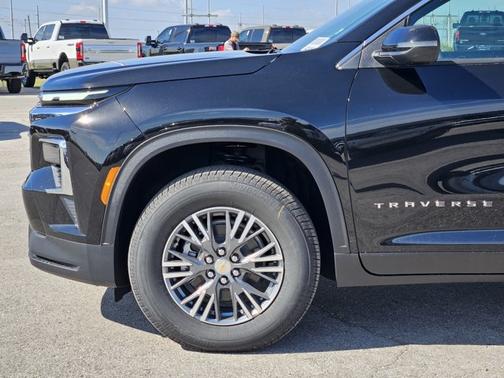 Mosaic Black Metallic 2026 Chevrolet Traverse FWD LT