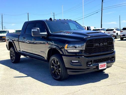 Diamond Black Crystal Pearlcoat 2024 RAM 2500 Limited