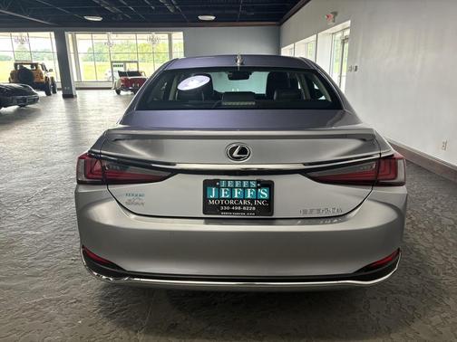 2024 Lexus ES 300h F SPORT Handling