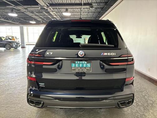 2023 BMW X7 M60i