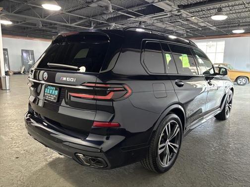 2023 BMW X7 M60i