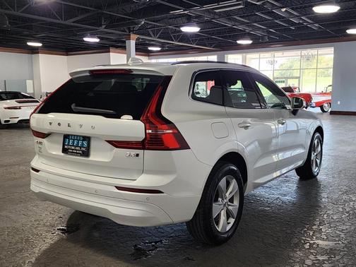 2022 Volvo XC60 B5 Momentum