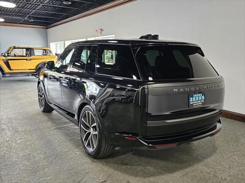 2025 Land Rover Range Rover P400 SE