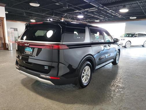 2024 Kia Carnival LX