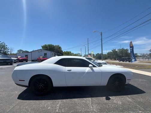 White 2017 Dodge Challenger SXT