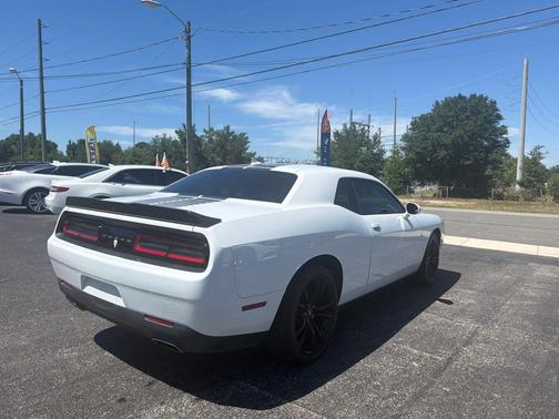 White 2017 Dodge Challenger SXT