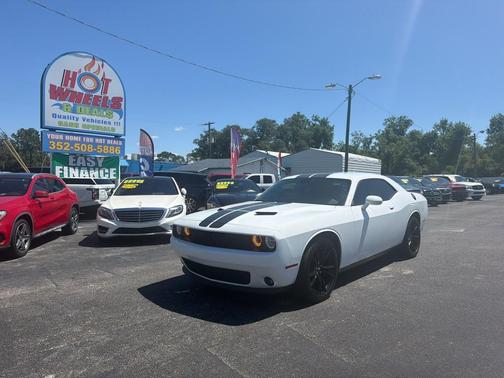 White 2017 Dodge Challenger SXT