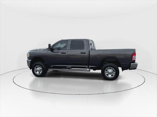 2022 RAM 2500 Tradesman Crew Cab 4x4 6'4' Box