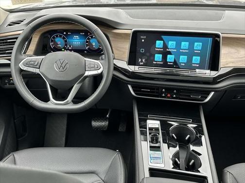 2025 Volkswagen Atlas 2.0T SE w/Technology 4MOTION