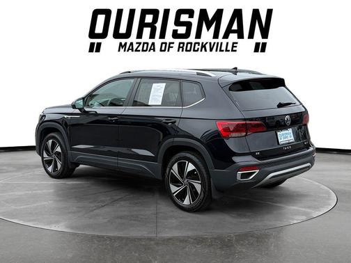 Deep Black Pearl 2024 Volkswagen Taos 1.5T SE