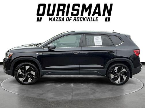 Deep Black Pearl 2024 Volkswagen Taos 1.5T SE