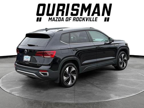 Deep Black Pearl 2024 Volkswagen Taos 1.5T SE