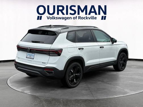 Pure White w/Deep Black Roof 2026 Volkswagen Taos SE Black