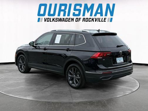 Deep Black Pearl 2022 Volkswagen Tiguan 2.0T SE