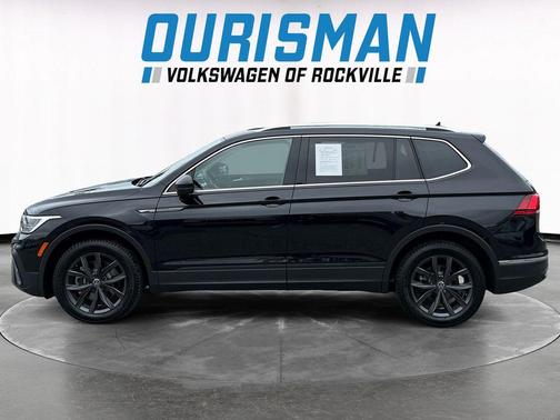 Deep Black Pearl 2022 Volkswagen Tiguan 2.0T SE