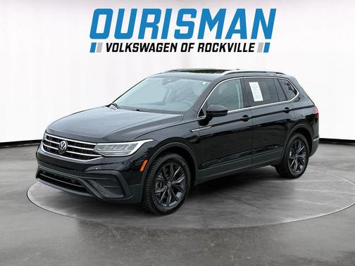 Deep Black Pearl 2022 Volkswagen Tiguan 2.0T SE
