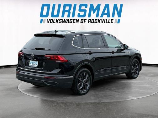Deep Black Pearl 2022 Volkswagen Tiguan 2.0T SE